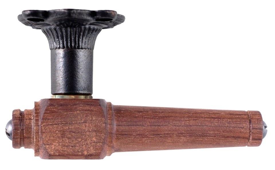 Svanemølle-dørhåndtag i mahogni med sort oxideret, ornamenteret roset set fra siden.