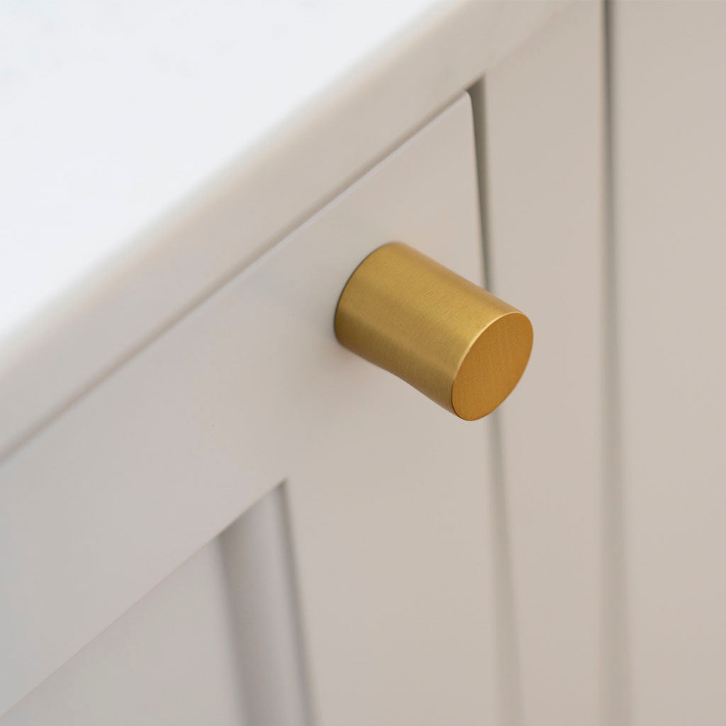 Knop: Nordhavn • Cylinder knop i børstet messing look