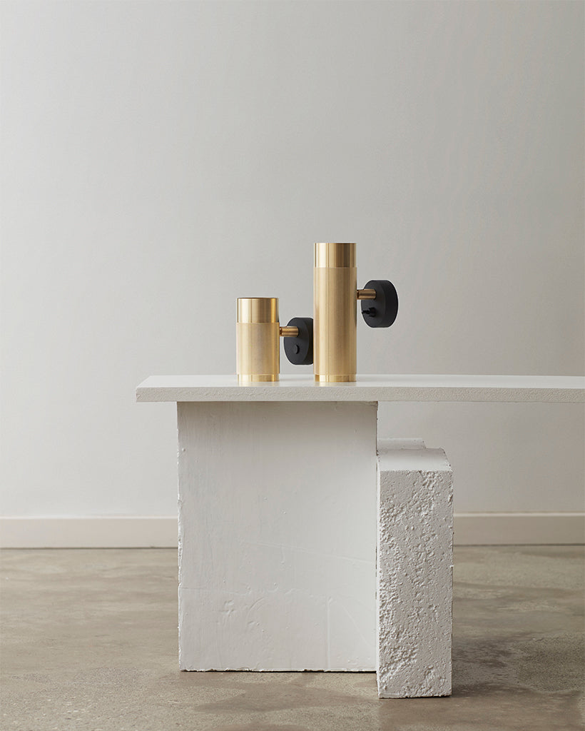 Eksklusiv Patrone væglampe i messing med diamond cut mønster af den danske designer Kasper Thorup (Thorup Copenhagen).