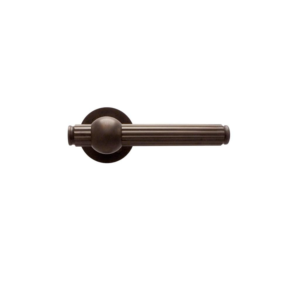 Dørhåndtag Rex inkl. roset, bruneret messing • KYNER & Co - Copenhagenhomedesign