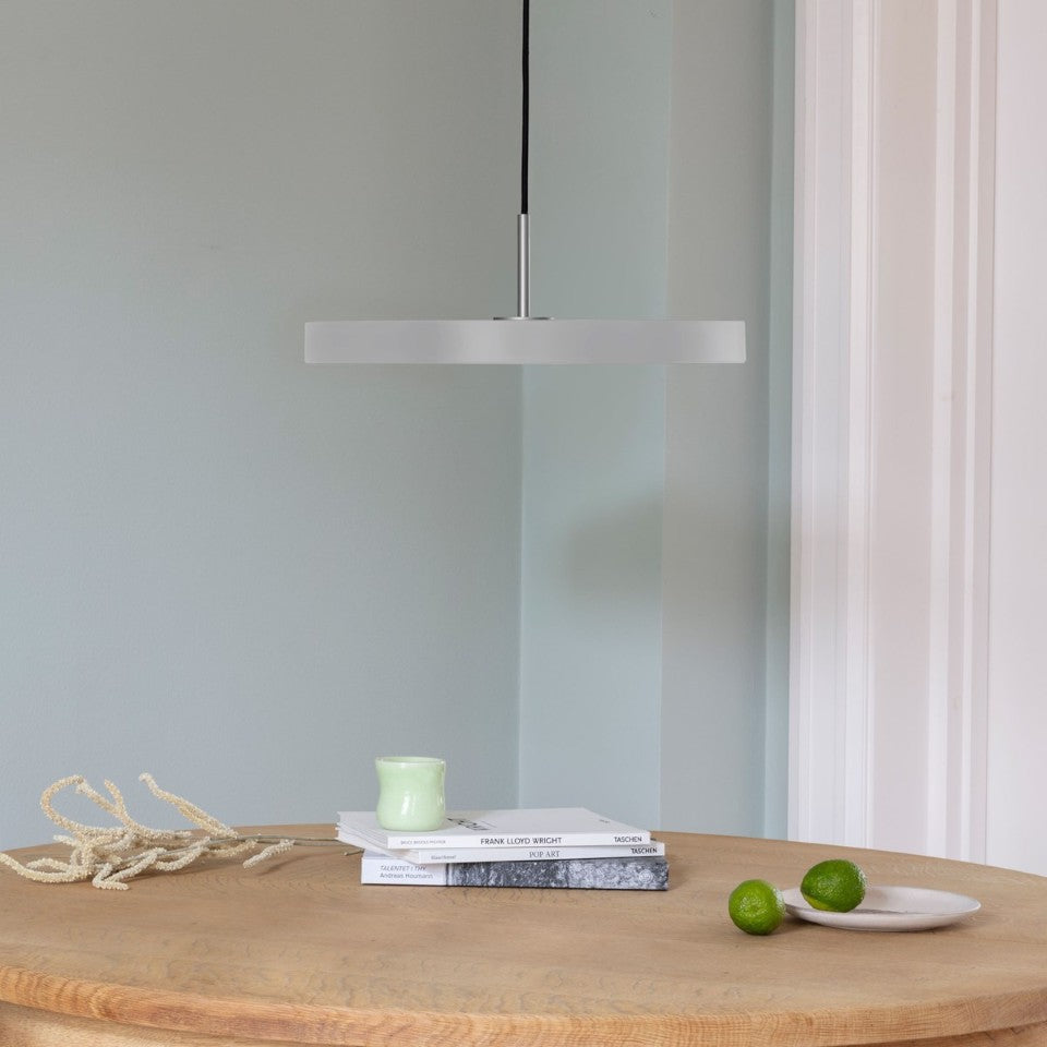 Asteria Plus pendel, lysegrå (mist) og stål • UMAGE - Copenhagenhomedesign