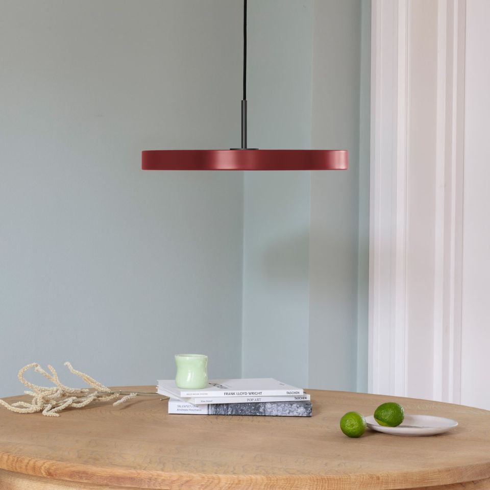 Asteria Plus pendel, rød og sort • UMAGE - Copenhagenhomedesign