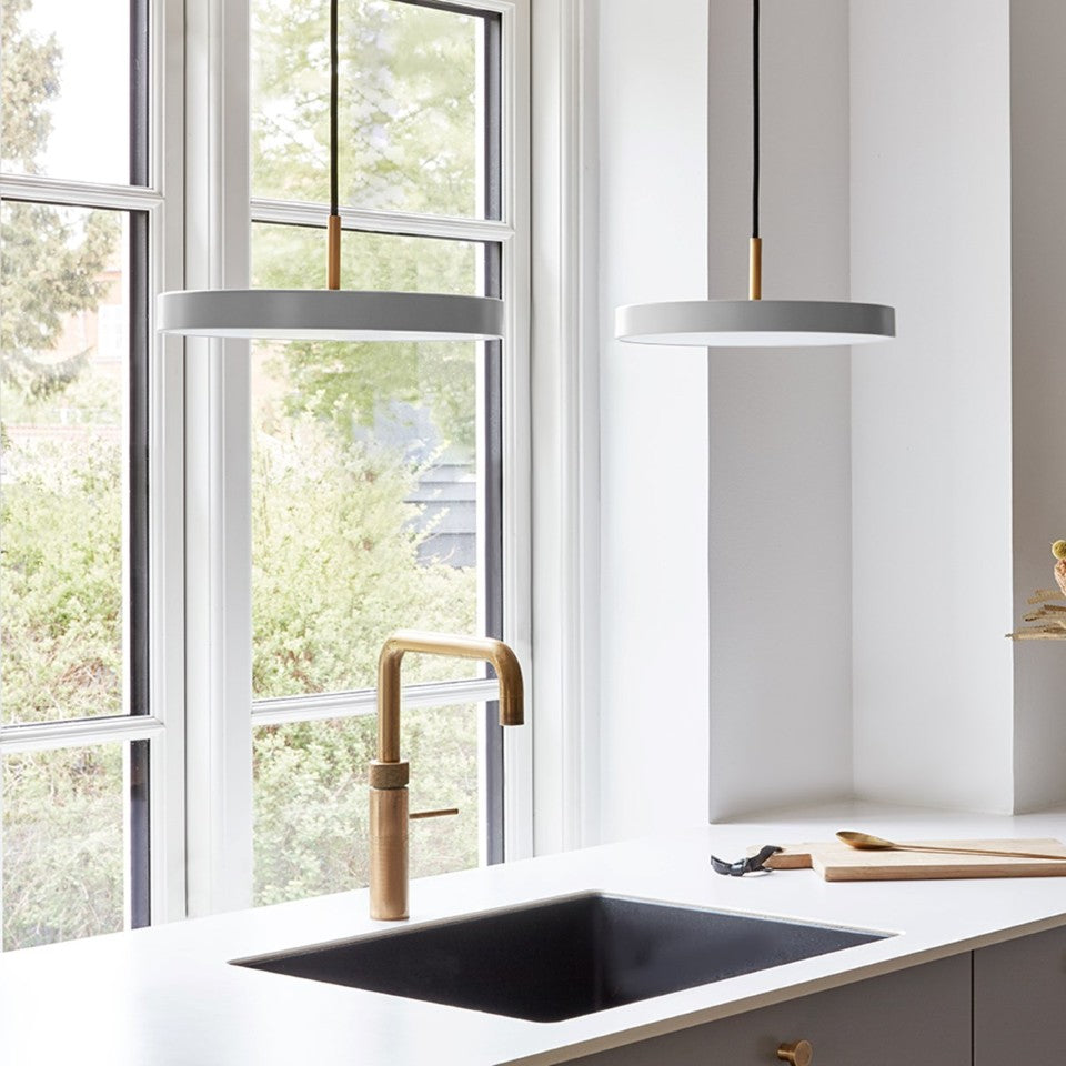 Asteria Plus pendel, lysegrå (mist) og messing • UMAGE - Copenhagenhomedesign