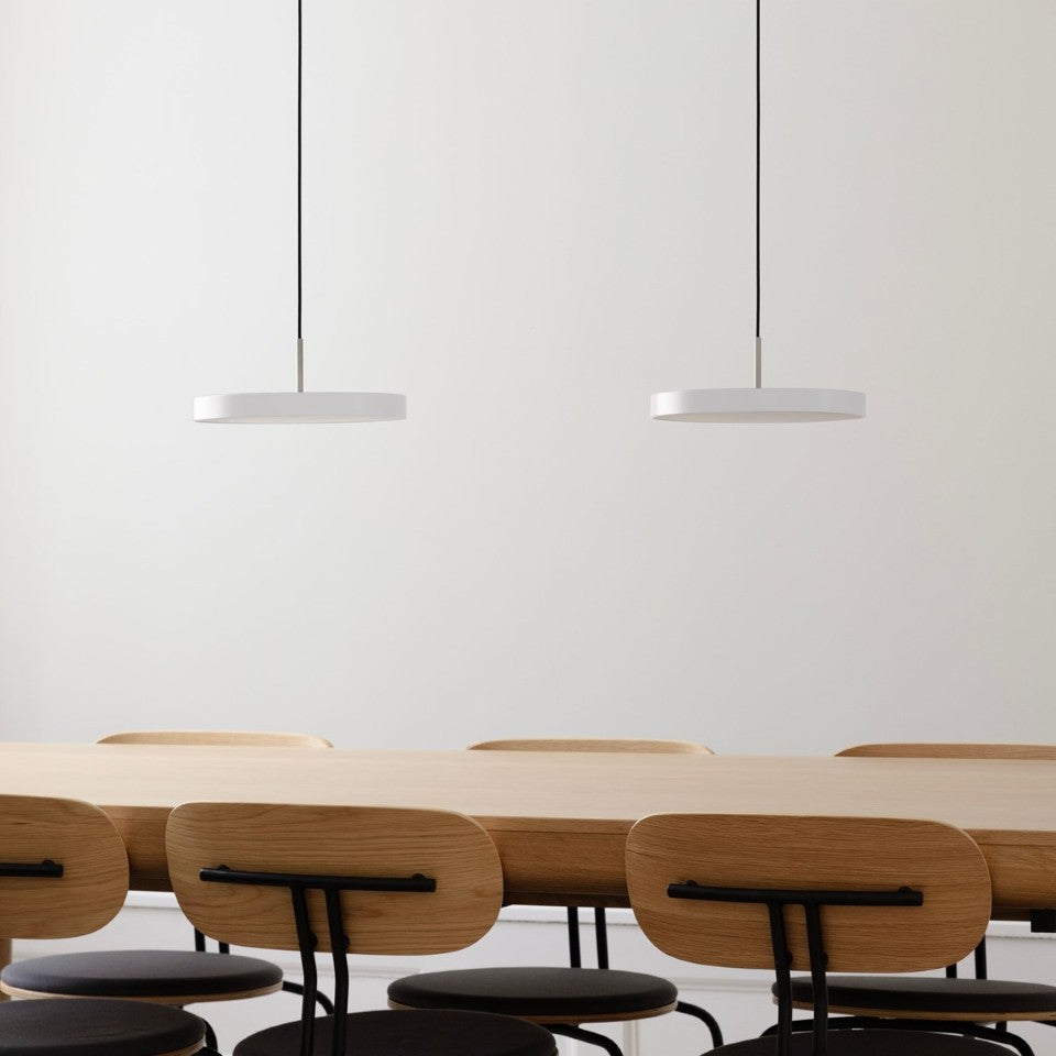 Asteria Plus pendel, lysegrå (mist) og stål • UMAGE - Copenhagenhomedesign