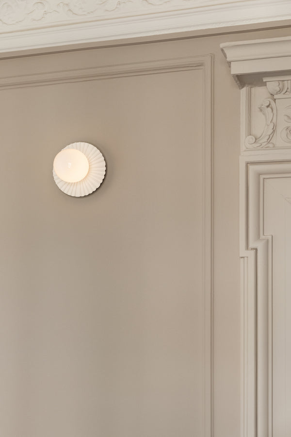 Liila Muuse væg- og loftlampe, hvid / opal • NUURA - Copenhagenhomedesign