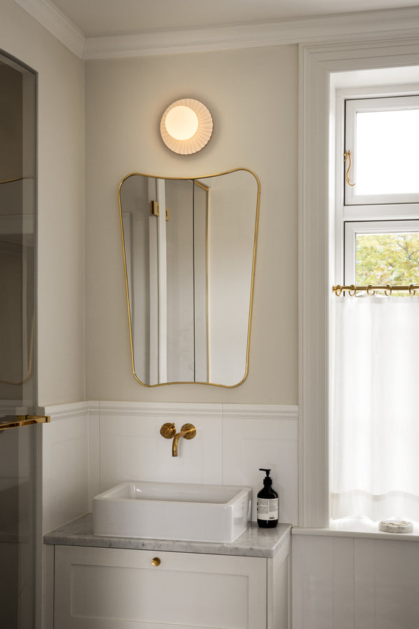 Liila Muuse væg- og loftlampe, hvid / opal • NUURA - Copenhagenhomedesign