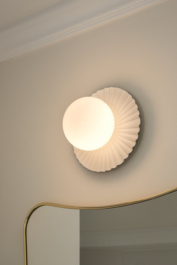 Liila Muuse væg- og loftlampe, hvid / opal • NUURA - Copenhagenhomedesign