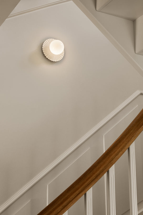 Liila Muuse væg- og loftlampe, hvid / opal • NUURA - Copenhagenhomedesign