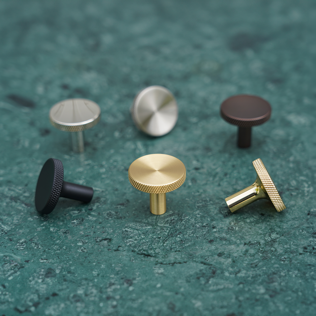 Møbelknop med diamond cut i børstet messing med lak  - Søllerød • Chr. Jørgensen - Copenhagenhomedesign