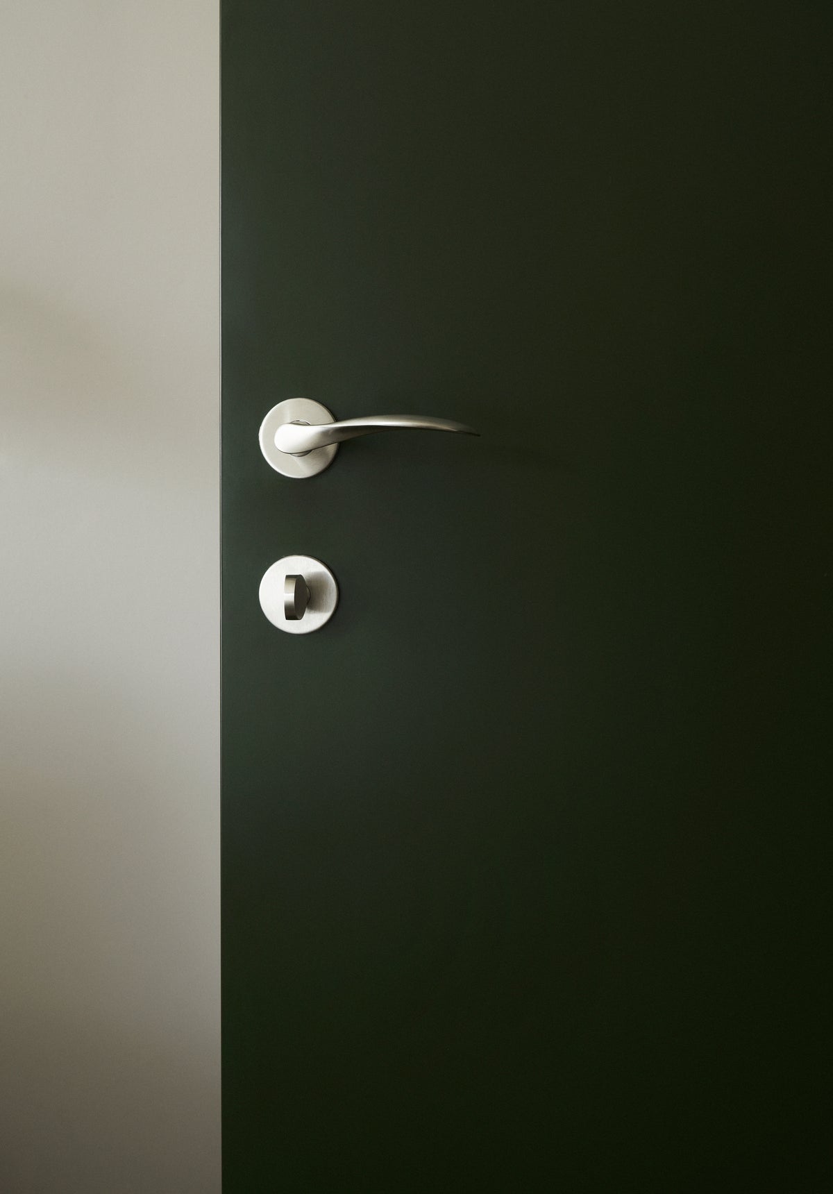 Arne Jacobsen dørhåndtag - AJ97 dørgreb i børstet rustfrit stål, lille model med snap-on cover  • d line - Copenhagenhomedesign