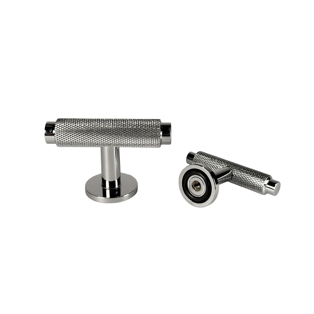 To Nørrebro T-bar-knopper med diamond cut med blank forniklet overflade, en stående og en liggende med undersiden synlig.