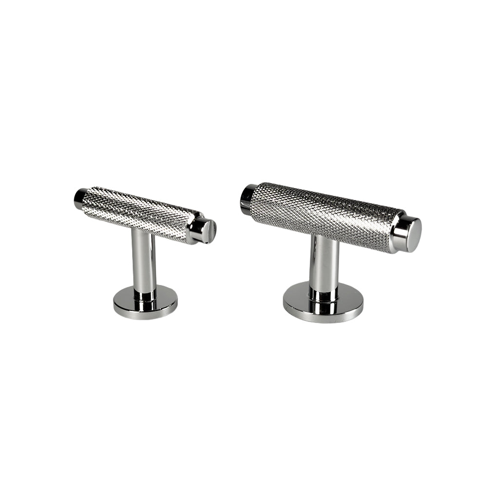 Nørrebro T-bar-knopper med diamond cut med blank forniklet overflade i to størrelser ved siden af hinanden.