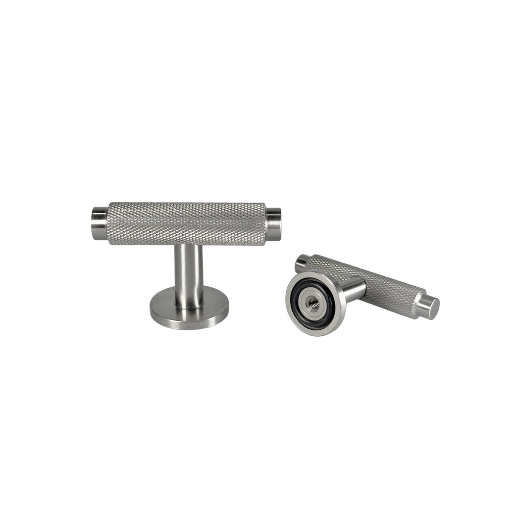 To Nørrebro T-bar-knopper med diamond cut i rustfrit stål-look, en stående og en liggende med undersiden synlig.