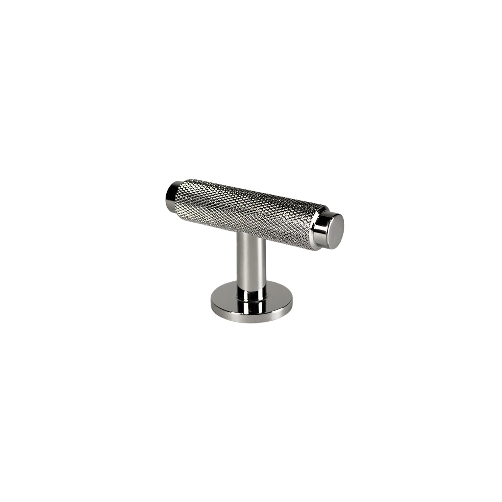 Nørrebro T-bar-knop med diamond cut med blank forniklet overflade på hvid baggrund.