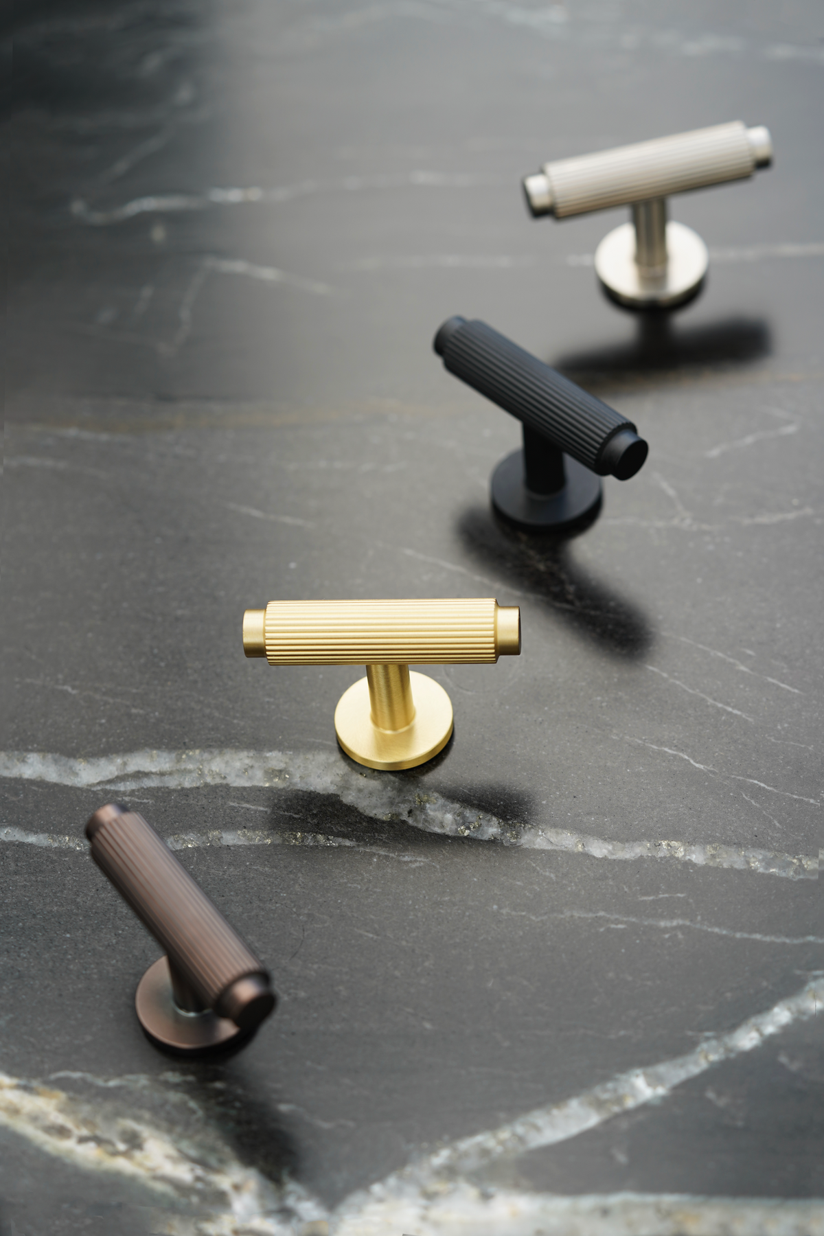 Møbelknop T-bar med linjeret design i børstet messing uden lak - Ryvang • Chr. Jørgensen - Copenhagenhomedesign