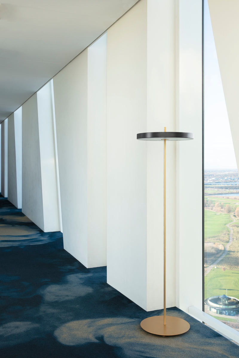 Asteria Floor gulvlampe, sort og messing • UMAGE - Copenhagenhomedesign