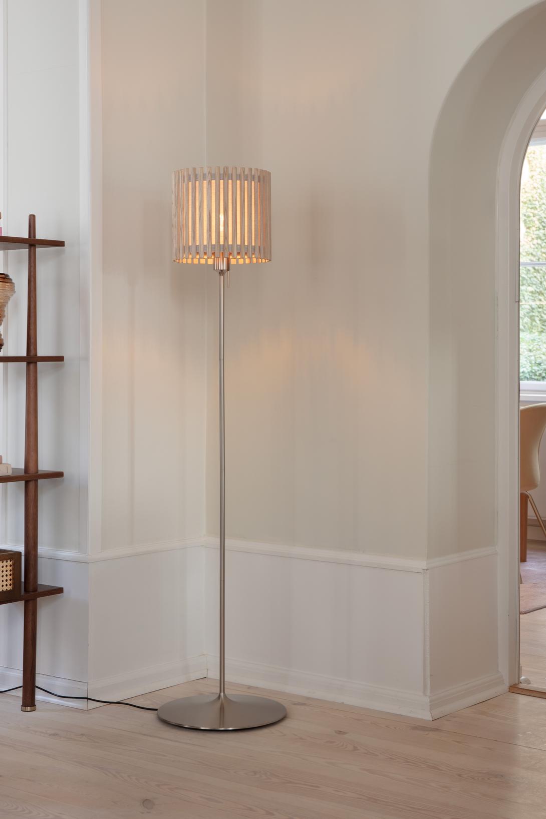 Komorebi Circle gulvlampe, egetræ og børstet stål look • UMAGE - Copenhagenhomedesign