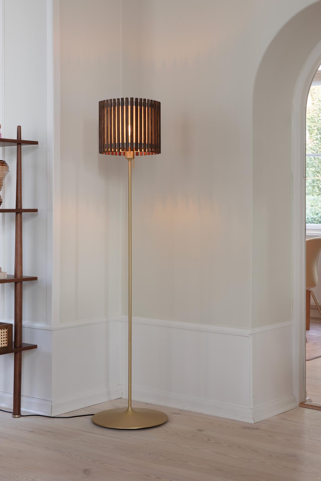 Komorebi Square gulvlampe, mørk egetræ og børstet messing look • UMAGE - Copenhagenhomedesign