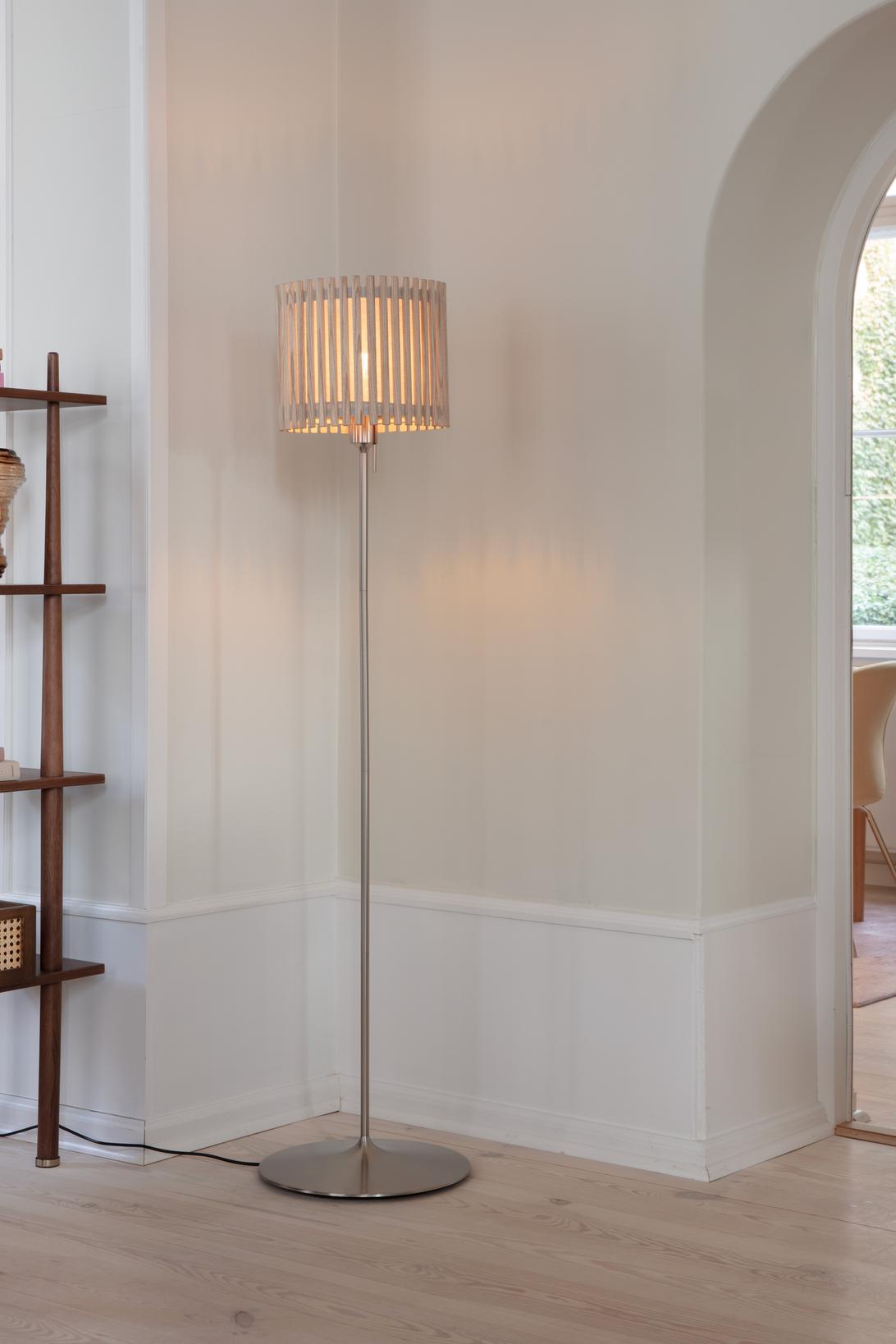 Komorebi Square gulvlampe, egetræ og børstet stål look • UMAGE - Copenhagenhomedesign