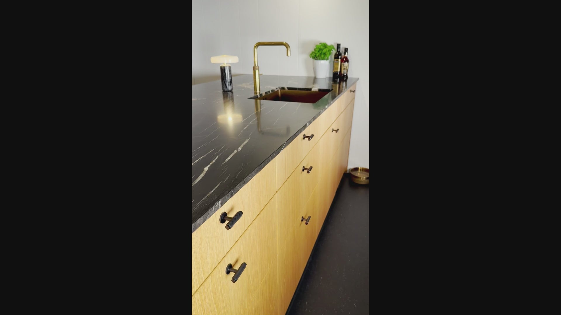Møbelknop T-bar med diamond cut i sort, 56 mm - Nørrebro • Chr. Jørgensen
