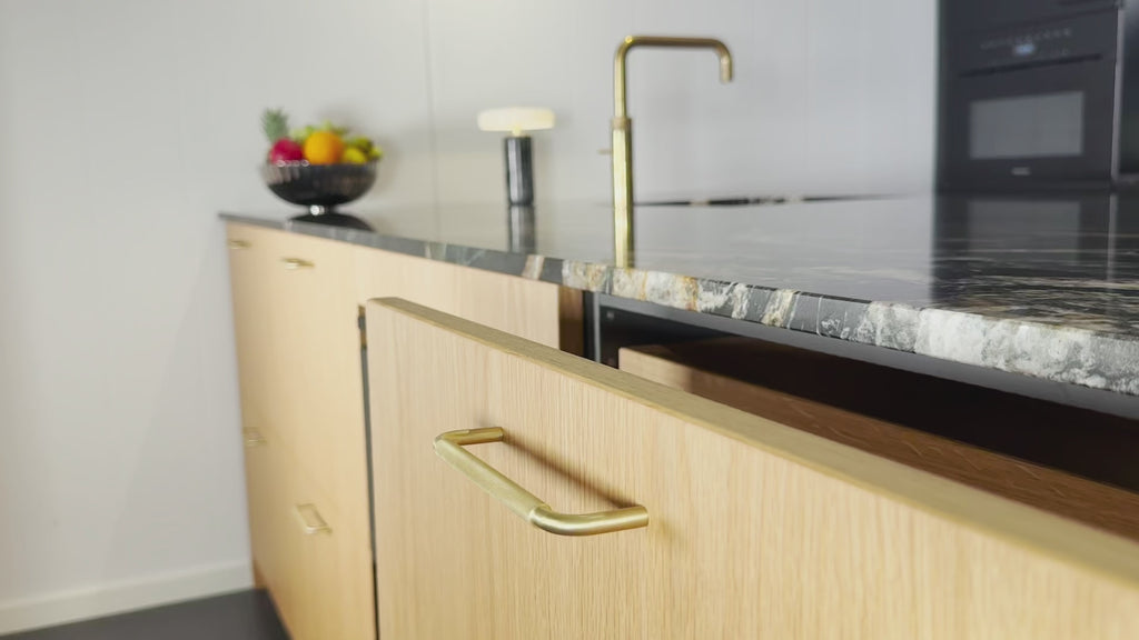 Køkkengreb med diamond cut i børstet messing med lak - Østerbro • Chr. Jørgensen
