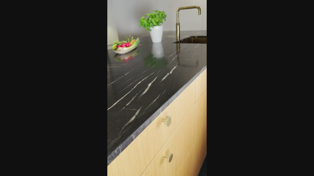 Møbelknop med diamond cut i børstet messing med lak - Østerbro • Chr. Jørgensen