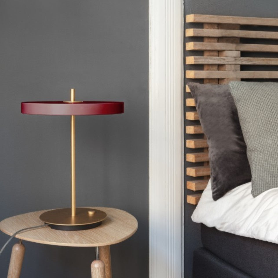 Asteria Table bordlampe, rød og messing • UMAGE - Copenhagenhomedesign