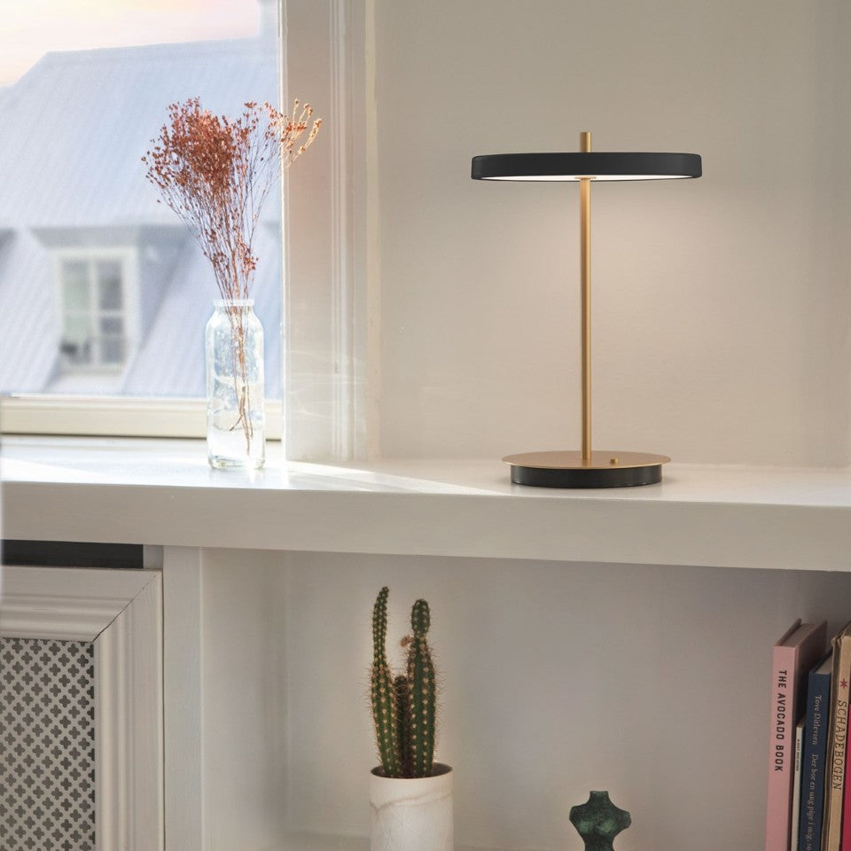 Asteria Move portable bordlampe, sort og messing • UMAGE - Copenhagenhomedesign