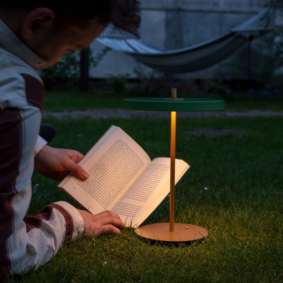 Asteria Move portable bordlampe, grøn og messing • UMAGE - Copenhagenhomedesign