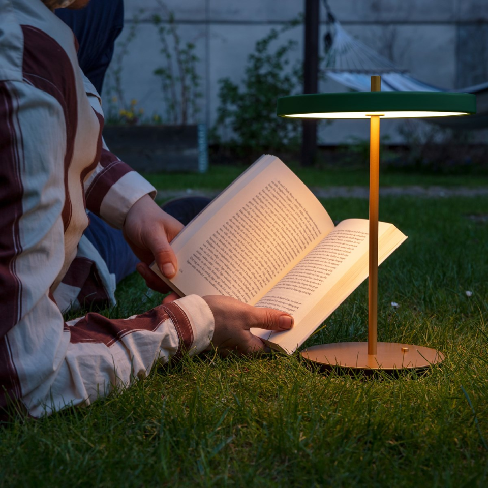 Asteria Move portable bordlampe, grøn og messing • UMAGE - Copenhagenhomedesign