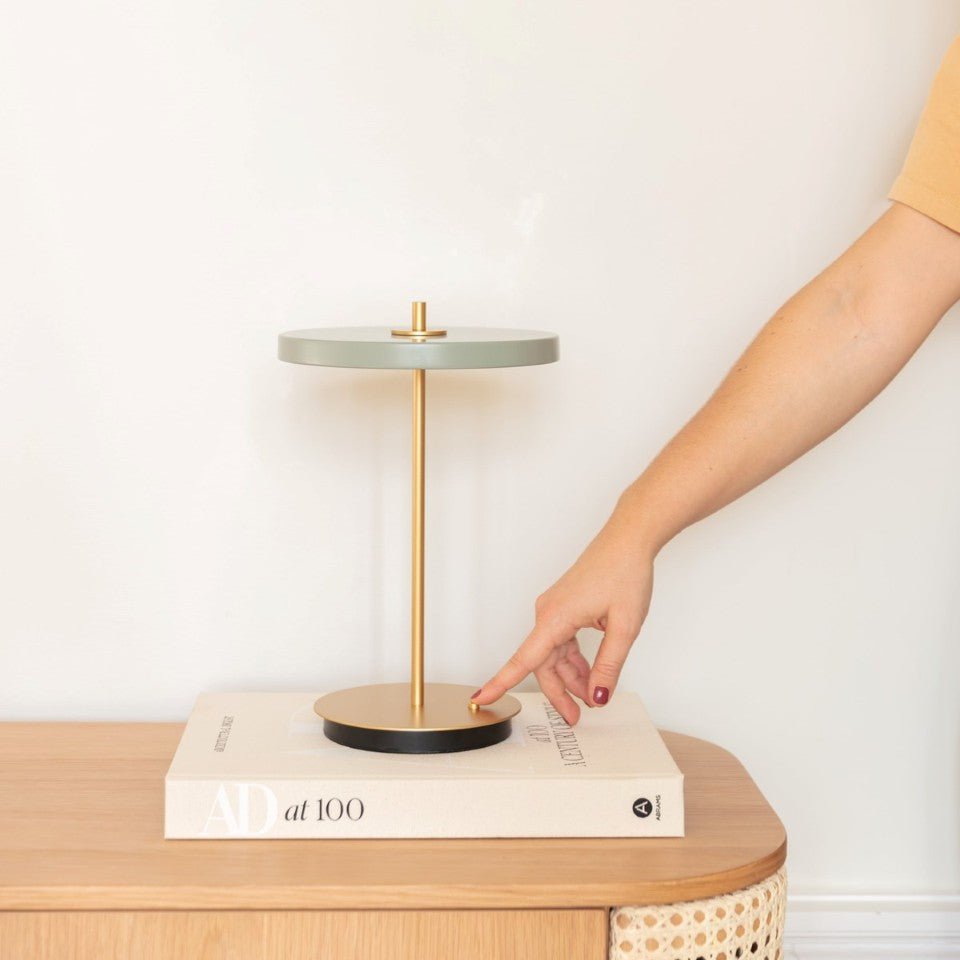 Asteria Move portable bordlampe, oliven og messing • UMAGE - Copenhagenhomedesign