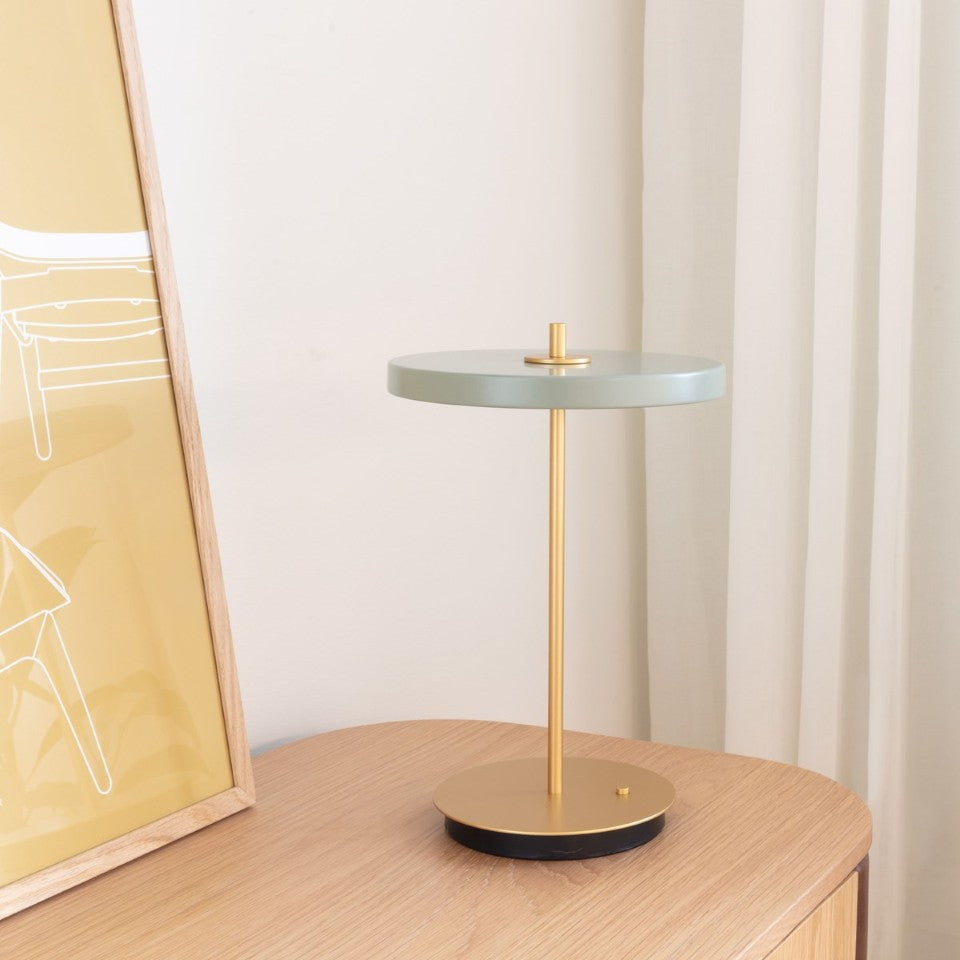 Asteria Move portable bordlampe, oliven og messing • UMAGE - Copenhagenhomedesign