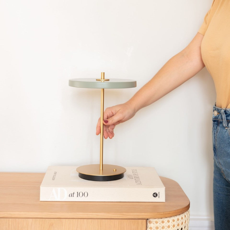 Asteria Move portable bordlampe, oliven og messing • UMAGE - Copenhagenhomedesign