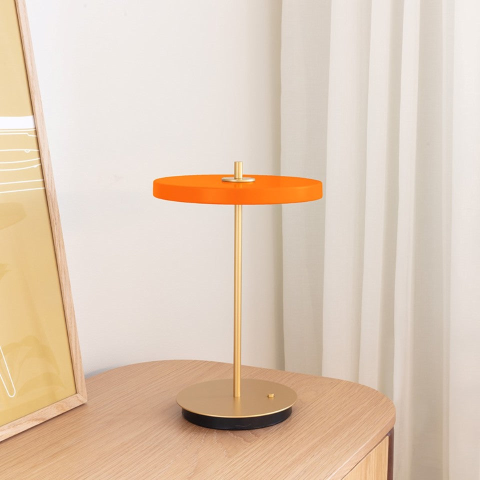 Asteria Move portable bordlampe, orange og messing • UMAGE - Copenhagenhomedesign