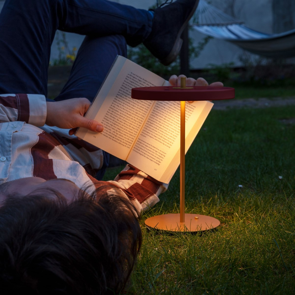 Asteria Move portable bordlampe, rød og messing • UMAGE - Copenhagenhomedesign