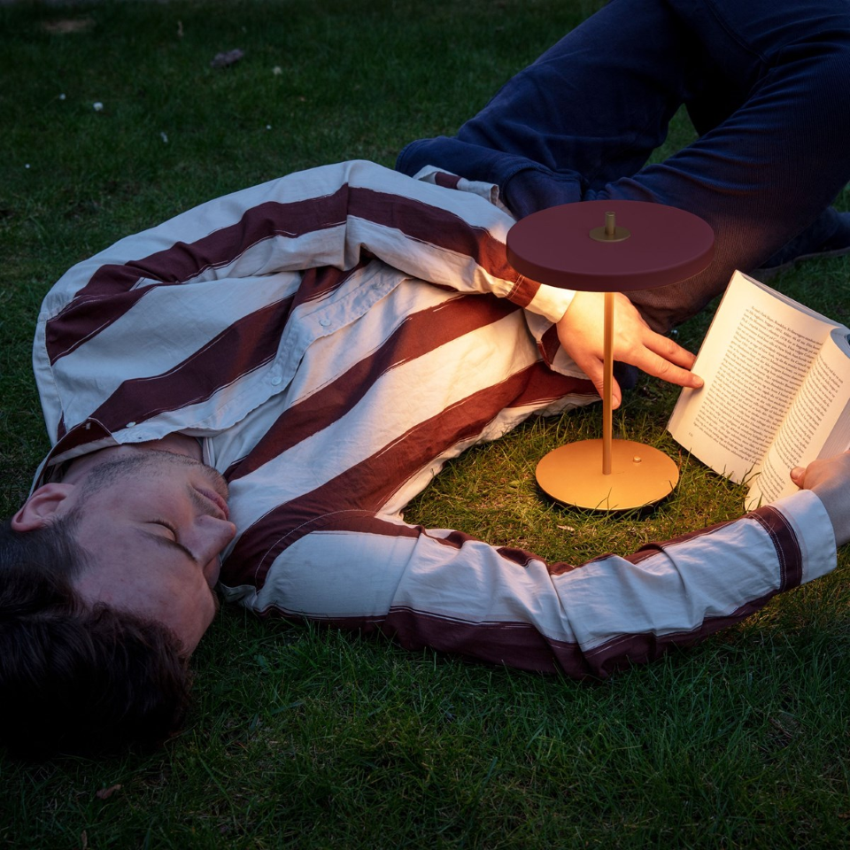 Asteria Move portable bordlampe, rød og messing • UMAGE - Copenhagenhomedesign