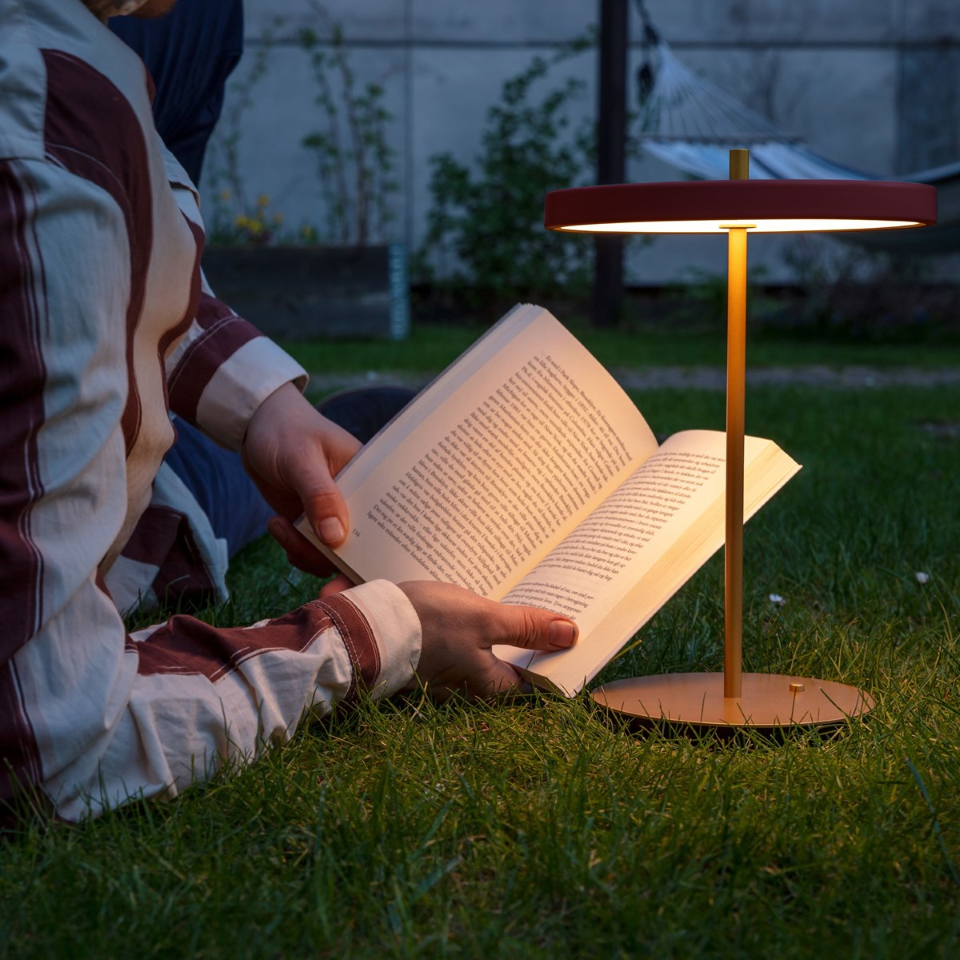 Asteria Move portable bordlampe, rød og messing • UMAGE - Copenhagenhomedesign