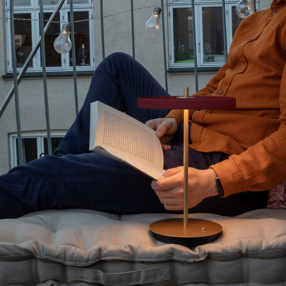 Asteria Move portable bordlampe, rød og messing • UMAGE - Copenhagenhomedesign