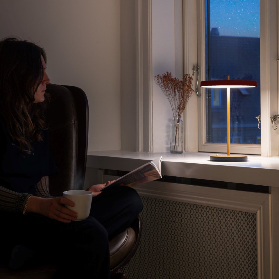 Asteria Move portable bordlampe, rød og messing • UMAGE - Copenhagenhomedesign