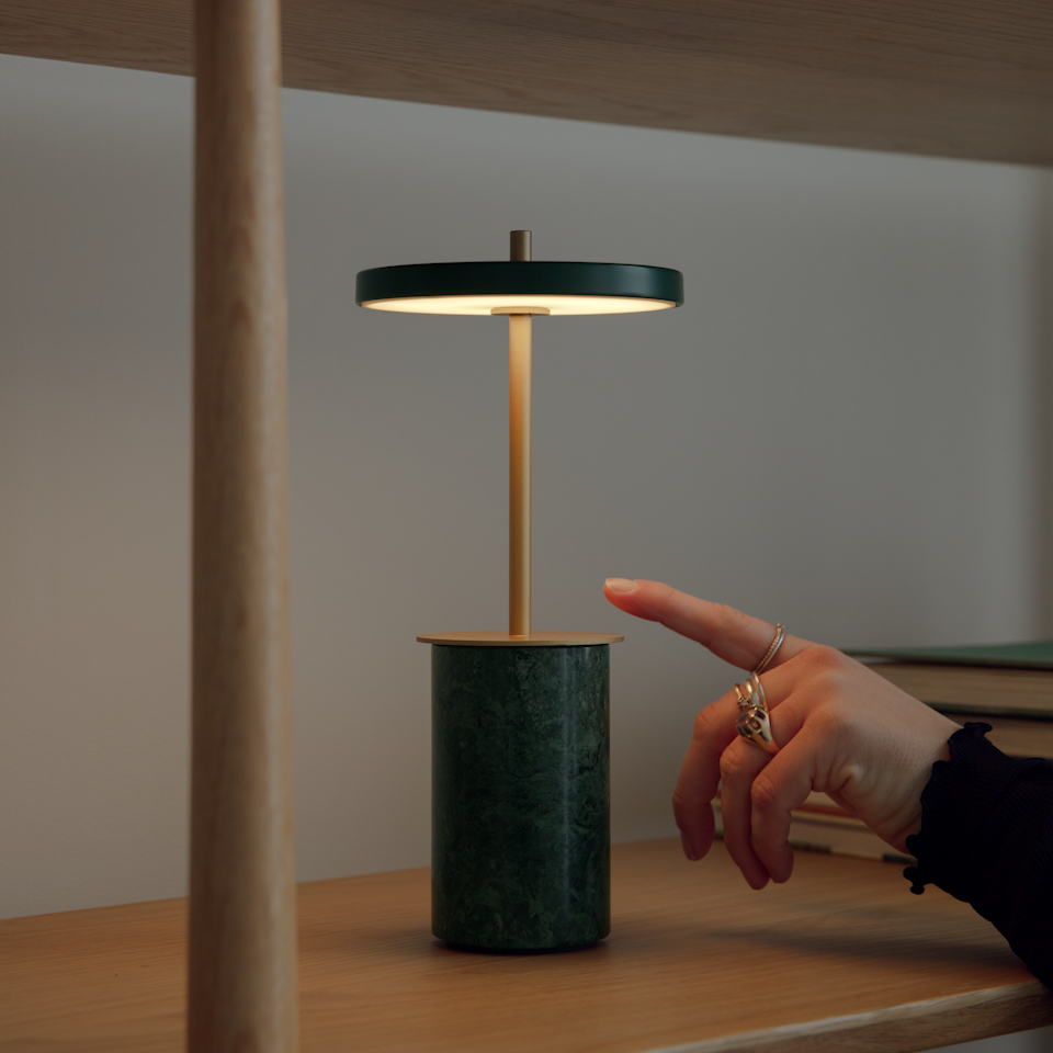 Asteria Move Mini, portable bordlampe, grøn marmor • UMAGE - Copenhagenhomedesign