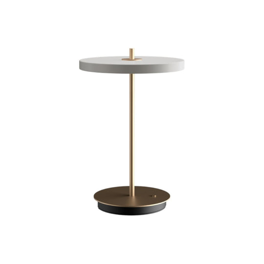 Asteria Move portable bordlampe, lysegrå (mist) og messing • UMAGE