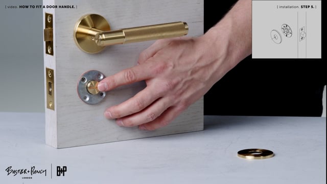 Cross toiletbesætning i messing med diamond cut mønster - c/c 27 mm  • Buster + Punch