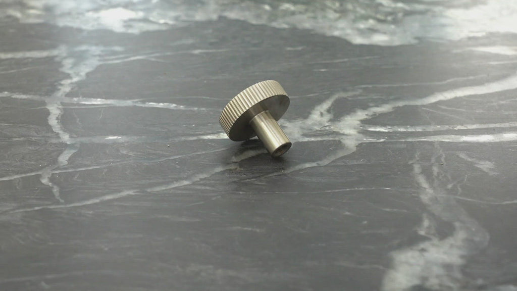 Møbelknop med linjeret design i rustfrit stål look - Langelinie • Chr. Jørgensen