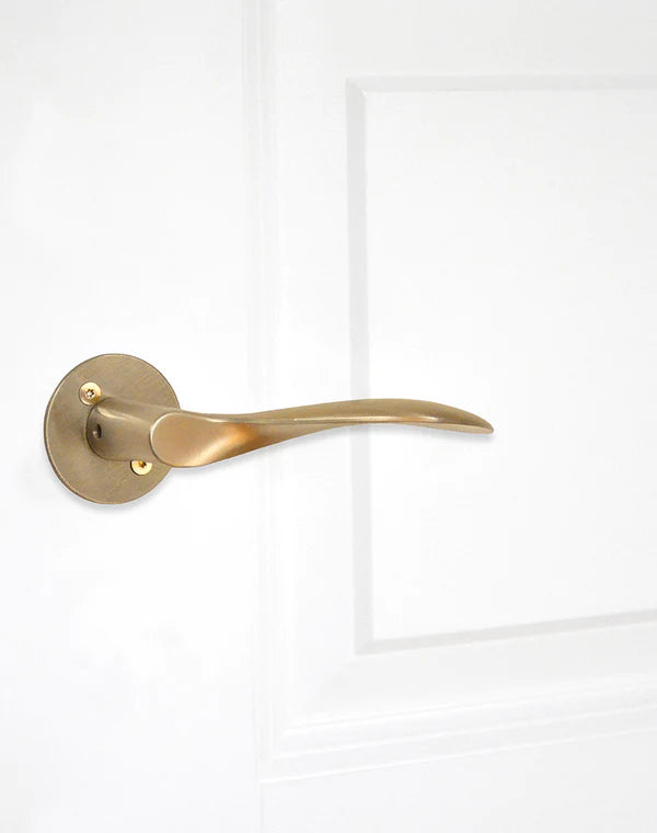 Arne Jacobsen dørhåndtag - AJ111 dørgreb i børstet messing look, stor model • d line - Copenhagenhomedesign