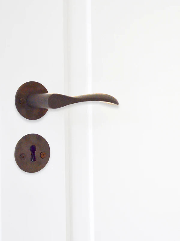 Bellevue dørhåndtag i bruneret messing inkl. roset og nøgleskilt c/c 30 mm - Copenhagenhomedesign