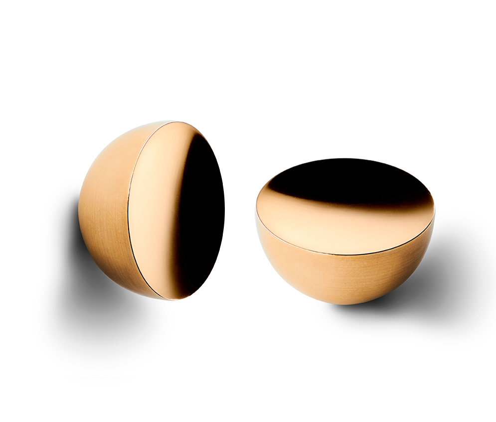 2 stk. Runde og koniske møbelknopper i børstet massiv messing fra Design by Us.
