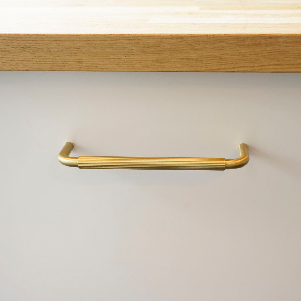 Køkkengreb med linjeret design i messing med lak - Langelinie • Chr. Jørgensen - Copenhagenhomedesign
