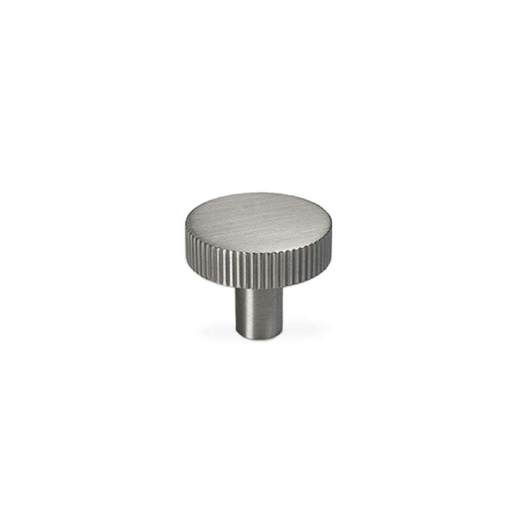 Møbelknop med linjeret design i rustfrit stål look - Langelinie • Chr. Jørgensen - Copenhagenhomedesign