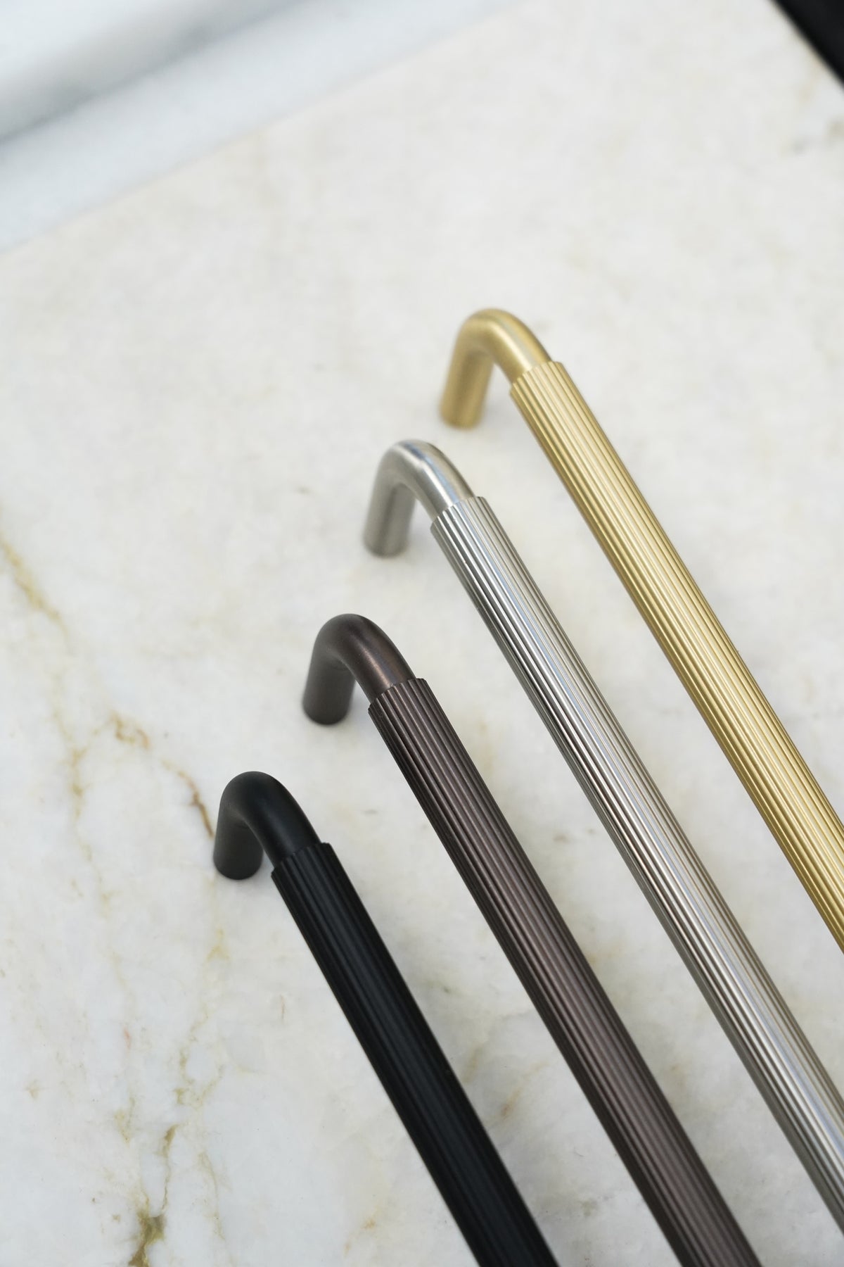 Køkkengreb med linjeret design i bronze / bruneret messing - Langelinie • Chr. Jørgensen - Copenhagenhomedesign