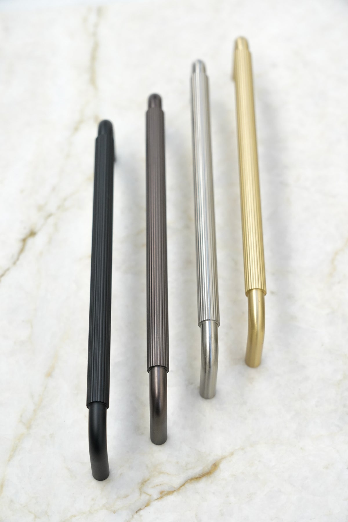 Køkkengreb med linjeret design i sort - Langelinie • Chr. Jørgensen - Copenhagenhomedesign